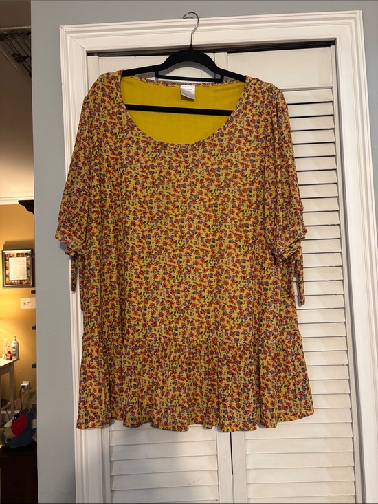 Luna Tops - Women’s Yellow Floral Scoop-Neck Peplum Tunic
